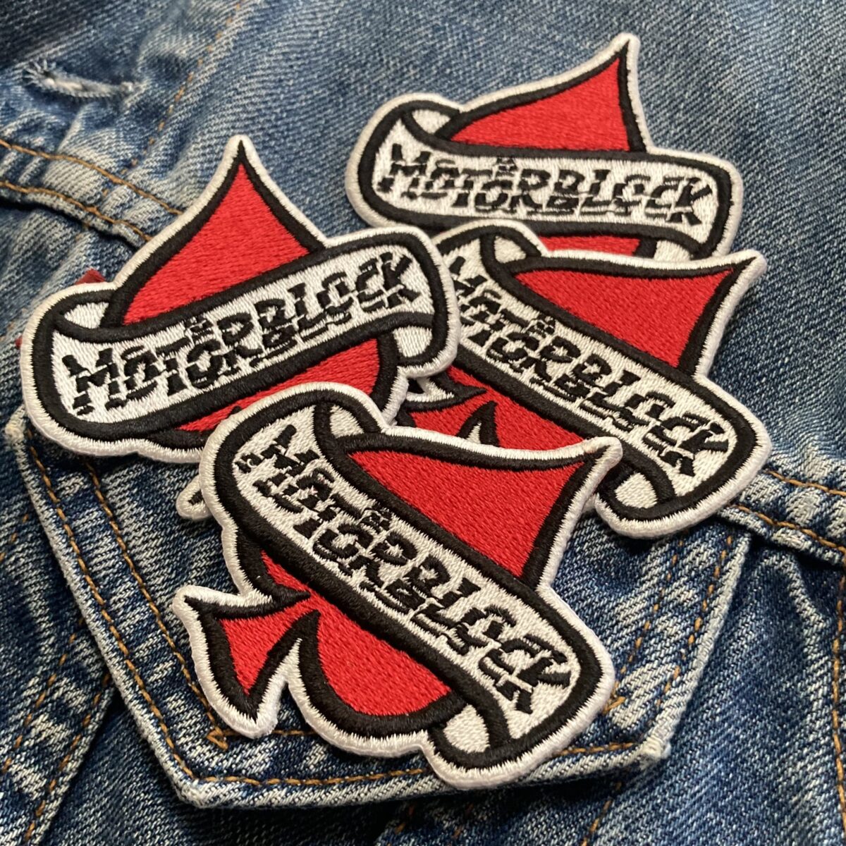 Motörblock Logo Patches auf Jeansjacke